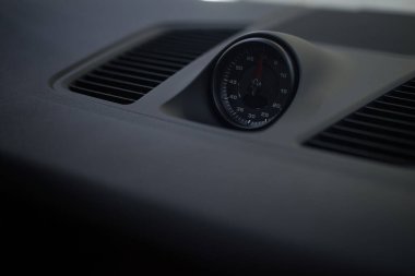 Spor arabadaki gösterge paneli kronometresi. İç güvenlik. Ulaşım arkaplanı.