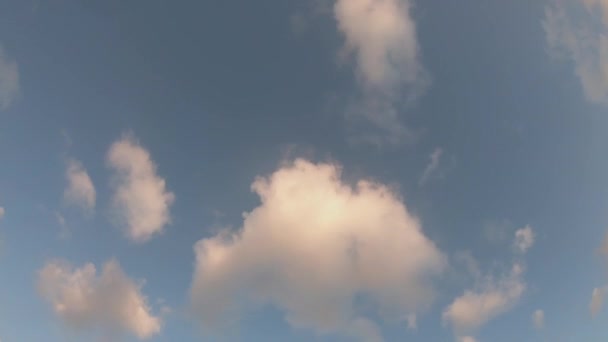 Czas Upływu Białych Chmur Przechodzących Przekątnej Rano Niebieskim Niebie — Wideo stockowe