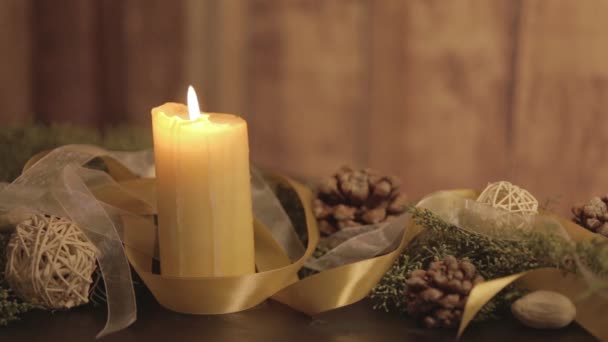 Close Van Een Kerst Setting Met Bewegende Vlammen Van Een — Stockvideo