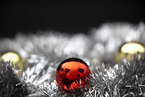 Weihnachten Kopierraum mit roten und goldenen hellen Kugeln in silberne dekorative Kette auf dem Boden auf weißem Hintergrund und Bokeh-Effekt — Stockfoto