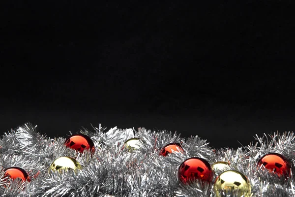 Christmas copy przestrzeń z czerwonym i złotym jaskrawych bombki w srebrnym łańcuchu dekoracyjnym na dole na białym tle i efekt bokeh — Zdjęcie stockowe