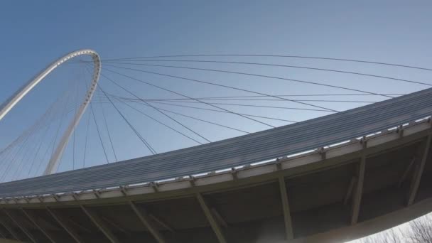 Widok Dołu Mostu Calatrava Reggio Emilia Włochy Cieniami Przejeżdżających Samochodów — Wideo stockowe