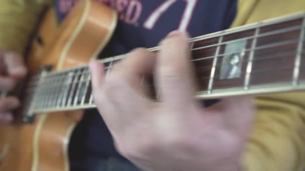 Eine Nahaufnahme Der Hand Eines Gitarrenmeisters Die Hals Gleitet Und — Stockvideo