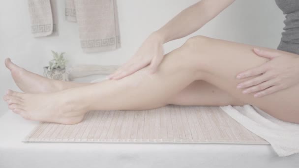 Płaski Niesklasyfikowany Materiał Zbliżeniowy Kobiety Łazience Białym Ręczniku Masującej Nogi — Wideo stockowe