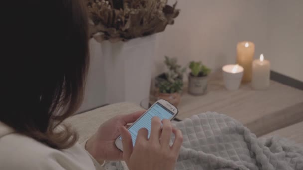 Concepto Relajación Mujer Sentada Sofá Con Espalda Para Usar Smartphone — Vídeo de stock