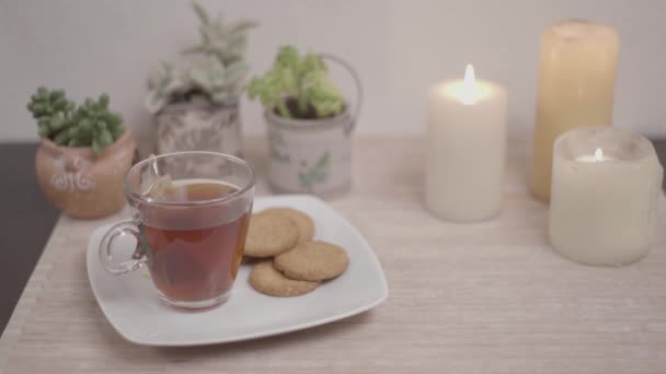 Relaxační Koncept Ženská Ruka Vezme Šálek Čaje Talíře Sušenkami Malém — Stock video