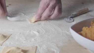 Kapanış süreci: Ravioli vegan ev yapımı makarna yapmak. Aşçı çatalla kapanıyor, 'tortelli di zucca', geleneksel İtalyan makarnası, kocası mutfakta yemek pişiriyor.