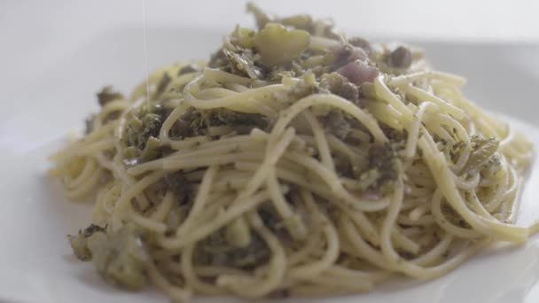 Close Steaming Plate Vegan Spaghetti Broccoli Capers Drizzle Extra Virgin — 비디오