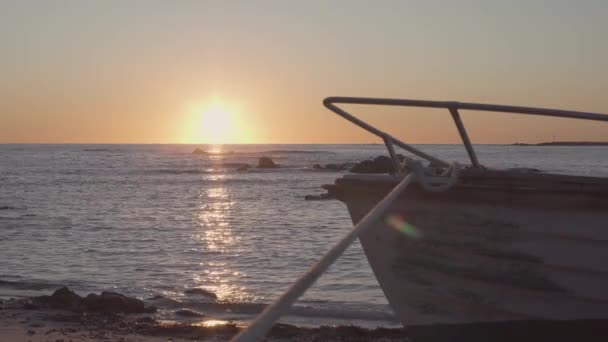 Barco Madeira Praia Madrugada Crepúsculo Com Pequenas Ondas Mar Reflexo — Vídeo de Stock