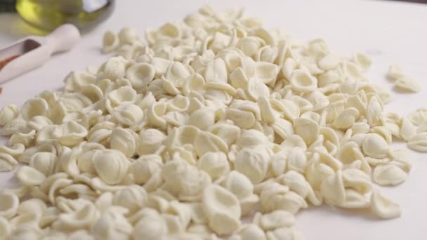 Närbild Kvinnans Händer Handfull Färska Pasta Typiska Italienska Ugliese Orecchiette — Stockvideo