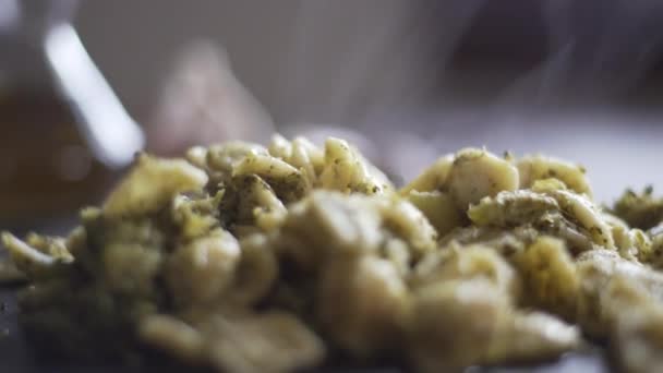 백라이트 통나무에 브로콜리를 곁들인 그리트가 슬레이트 접시를 클로즈업하는 — 비디오