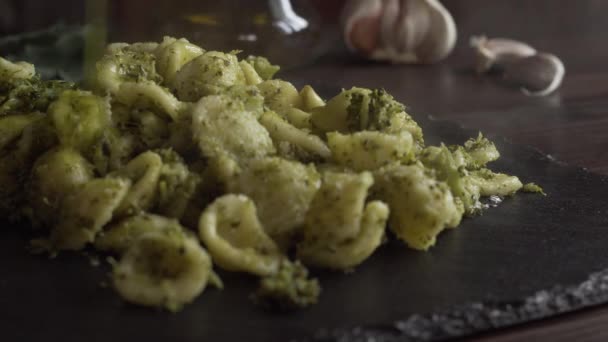 Close Van Een Leisteen Schotel Waar Gestoomde Orecchiette Met Broccoli — Stockvideo