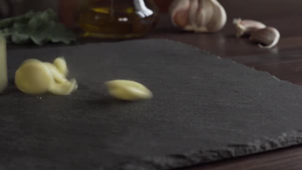 Primo Piano Piatto Ardesia Dove Orecchiette Fumanti Tipica Pasta Fatta — Video Stock