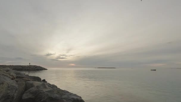 Timelapse Tengeren Hajnalban Egy Kis Kikötő Felhős Egy Halászhajó Mozog — Stock videók