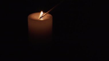 Loş ışıkta yanan bir mumun görüntüsü ve bir süre sonra söner - dua günlüğü