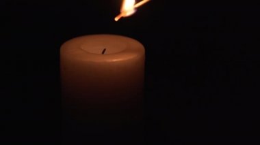 Düşük ışıkta yanan bir mumun görüntüsünü kapat ve bir süre sonra söner - Prores günlüğü