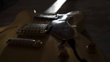 Doğal akçaağaç yakın ışık yüksek açı görünümlü klasik arkaplan gitar