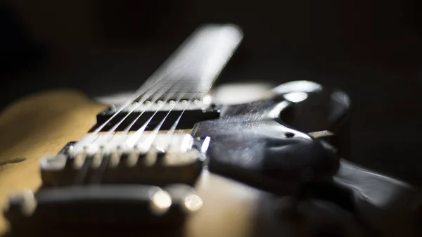Урожай архоп гітара в натуральному кленові крупним планом заднє світло високий кут огляду — стокове фото