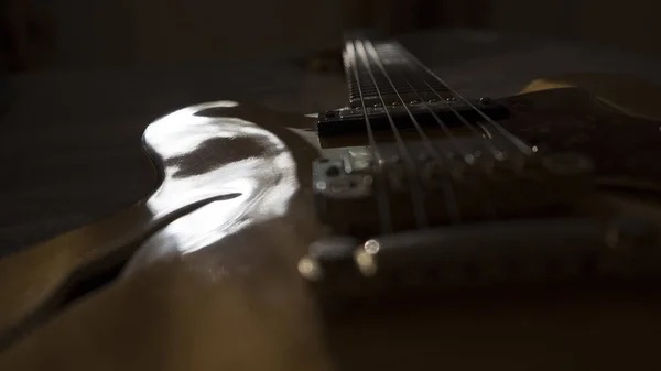 Vintage archtop gitarr i naturlig lönn närbild bakljus hög vinkel vy — Stockfoto