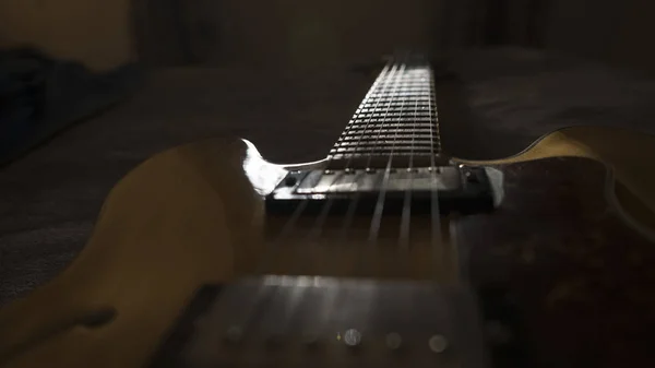 ナチュラルメープルクローズアップバックライト高角度ビューでヴィンテージアーチトップギター — ストック写真