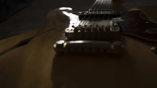 Vintage archtop kytara v přírodním javoru close-up zpět světlo vysoký úhel pohledu — Stock fotografie