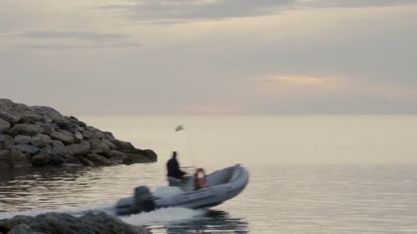Надувная Лодка Покидает Небольшой Порт Восходе Закате Плоском Море Низким — стоковое видео
