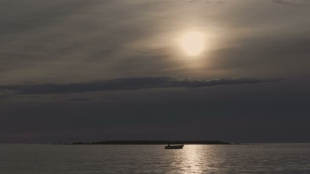 Imágenes Cinematográficas Barco Pesquero Anclado Una Bahía Amanecer Atardecer Contraluz — Vídeo de stock