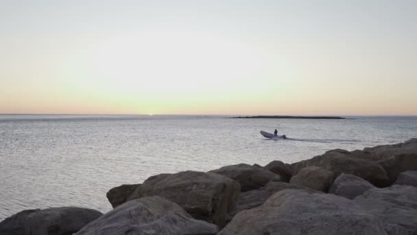 Рыбацкая Лодка Покидает Небольшую Гавань Восходе Закате Солнца Плоском Море — стоковое видео