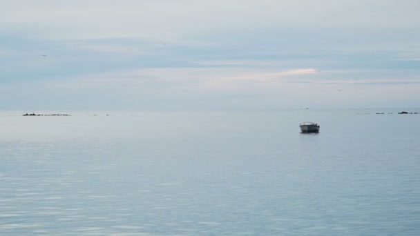 Filmación Barco Pesquero Anclado Una Bahía Amanecer Atardecer Con Luz — Vídeo de stock