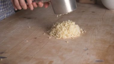 Ev yapımı vejetaryen gnocchi makarna ve tam buğday unu. Aşçı patatesleri tahtanın üzerinde ezer, geleneksel İtalyan makarnası, kadın mutfakta yemek pişirir.