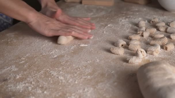 用全麦面粉制作自制纯素食木薯面食的工艺 家里的厨师把面团放在木制的切碎板上 意大利传统的面食 女厨师在厨房里做饭 — 图库视频影像