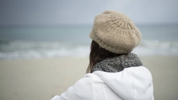 Young Woman Sitting Sea Stormy Sky Looks Horizon Thoughtfully — Stock Photo, Image