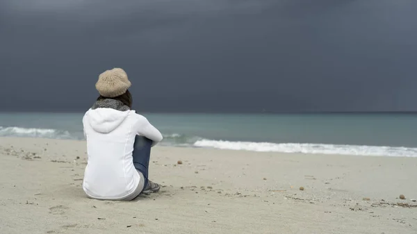 Young Woman Sitting Sea Stormy Sky Looks Horizon Thoughtfully — Stock Photo, Image