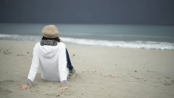 Young Woman Sitting Sea Stormy Sky Looks Horizon Thoughtfully — Stock Photo, Image