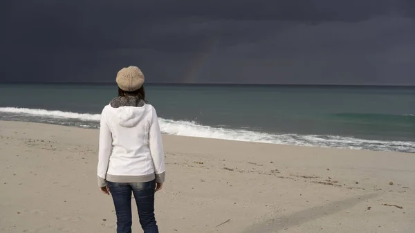 Young Woman Look Sea Stormy Sky Looks Horizon Thoughtfully — Stock Photo, Image