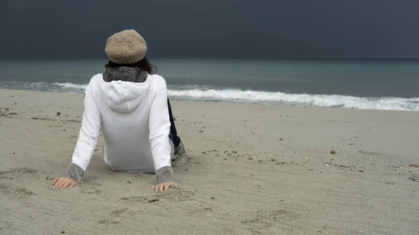 Young Woman Sitting Sea Stormy Sky Looks Horizon Thoughtfully — Stock Photo, Image