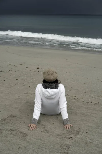 Young Woman Sitting Sea Stormy Sky Looks Horizon Thoughtfully — Stock Photo, Image