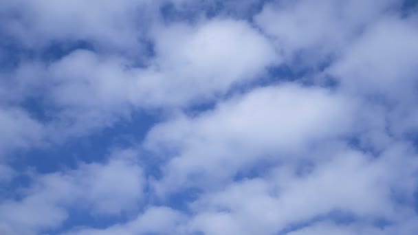 青い空の右から左へと連続的に流れる白い雲のシームレスな時間の経過 — ストック動画
