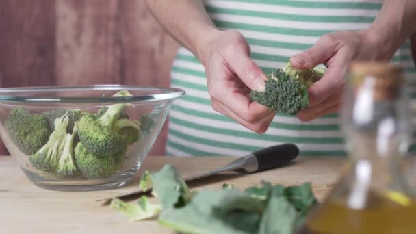 Momentos Vida Cotidiana Cocina Mediterránea Joven Cocinero Separa Trozos Brócoli — Vídeos de Stock