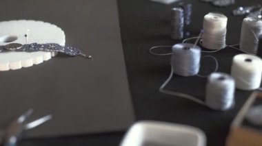 Yaşam tarzı konsepti, hayatınızı ve işinizi yeniden keşfedin: kadın ellerinin kumihimo 'nun naylon ipliğini düğümleyen parmaklarıyla makrome düğümlü bilezik yapmasının düşük açılı görüntüsü