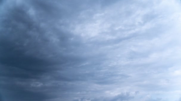 파란색 하늘에서 오른쪽에서 왼쪽으로 이어지는 스트라투스 구름의 — 비디오