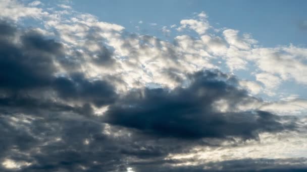 雲は太陽を覆うために右から左へと続く灰色のニンボスタット雲のシームレスな劇的な急速な時間経過 — ストック動画