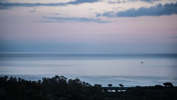 Nuvens Timelapse Uhd Mar Com Pequeno Barco Pesca Que Move — Vídeo de Stock