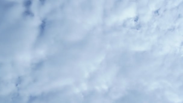 乌赫德4K在黑暗的天空中连续从右至左循环流动的灰色斑纹云的无缝时间流逝 — 图库视频影像