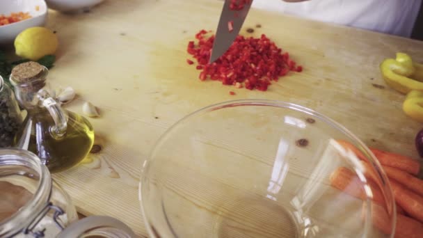 Tiefansicht Einer Jungen Köchin Die Eine Rote Paprika Schneidet Und — Stockvideo