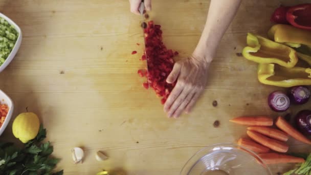 Flache Lageaufnahmen Von Frauenhänden Beim Schneiden Von Paprika Mit Verschiedenen — Stockvideo