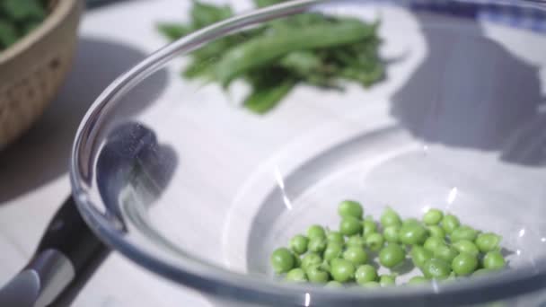 Close Woman Hands Shells Peas Her Fingers Glass Bowl Outdoors — Stock Video