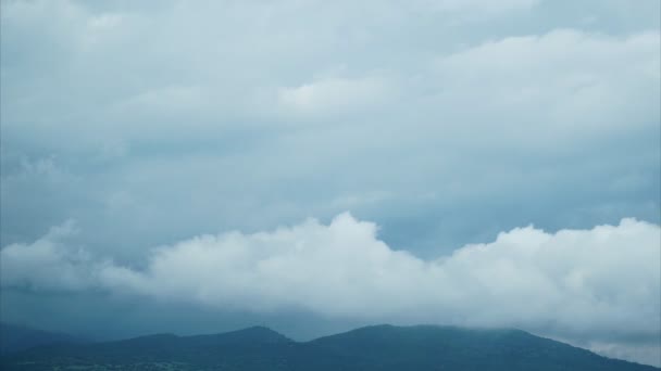 D无缝隙的时间飞逝的云移动在戏剧性的天空与山和山 — 图库视频影像