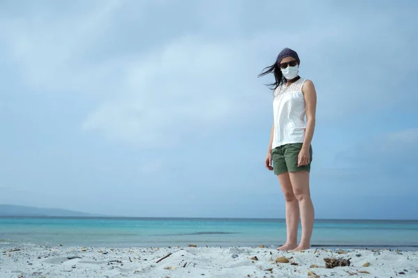 Coronavirus Seaside Holidays Shot Woman Beach Look Camera Mask Covid — Stock Photo, Image