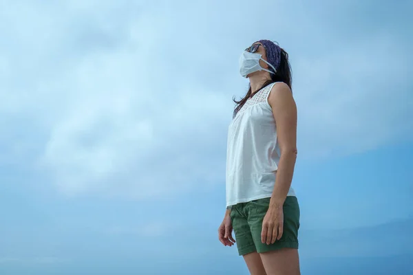 코로나 바이러스 구름낀 하늘을 배경으로 Covid 전염병에 마스크로 여성의 — 스톡 사진